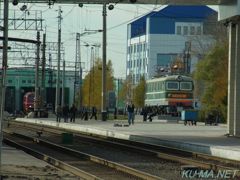 バラビンスク駅の旧型電気機関車の写真