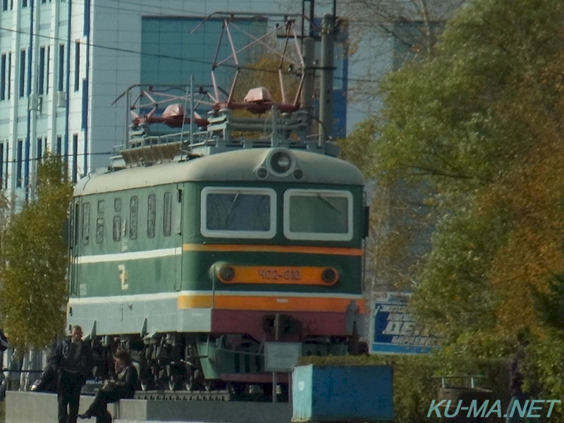 バラビンスク駅の旧型電気機関車ЧС2-010(Chs2-010)の写真