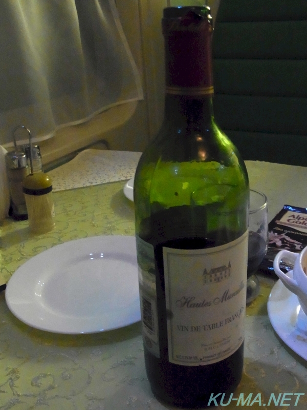 シベリア鉄道食堂車で注文したワインの写真
