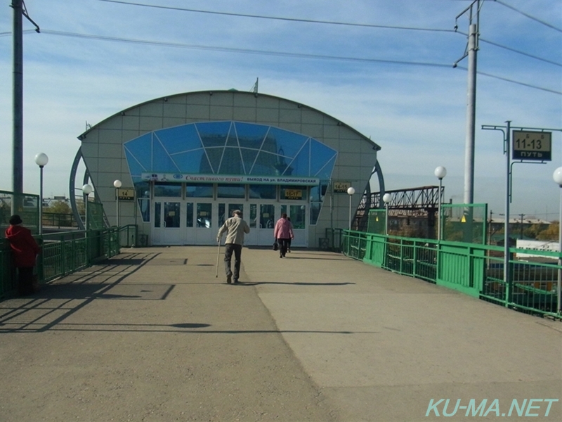 ノヴォシビルスク駅跨線橋上の駅舎写真