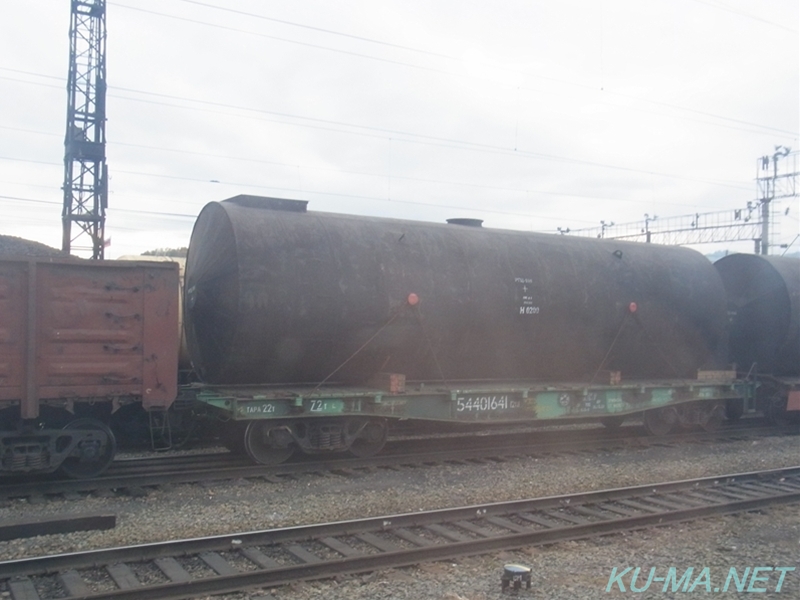 ロープでタンクをくくりつけただけの様なシベリア鉄道のタンク車写真