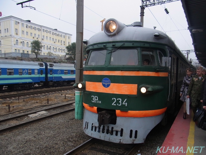 ウラジオストク駅に到着する近郊電車の写真